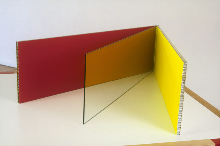 Maquette n°2 (mur rouge, verre transparent, mur jaune) - Le Grand Café